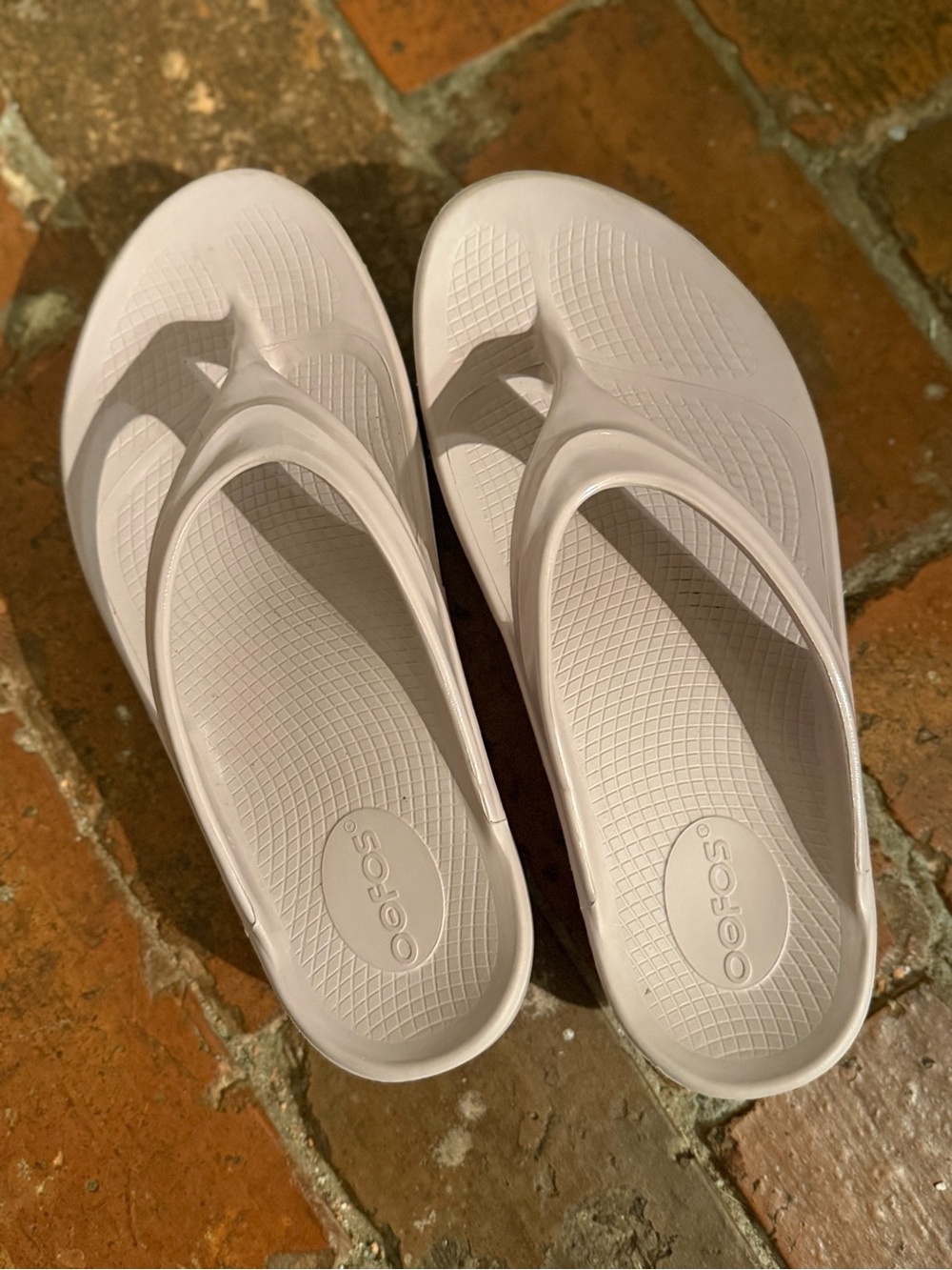 OOFOS OOriginal Recovery Thong Sandals in Blush Pink, Size 7 - Picture 2 of 5